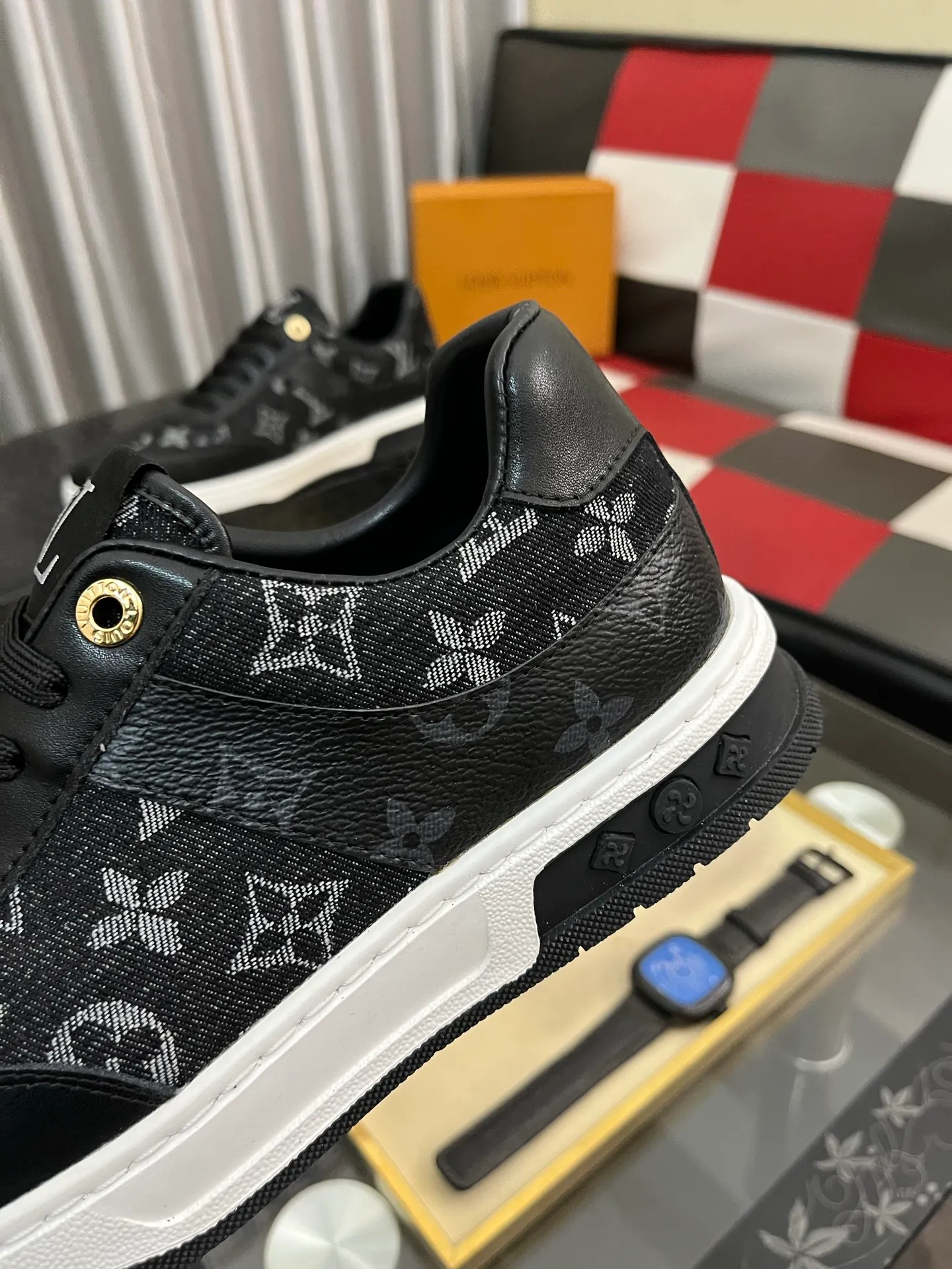 Men's shoes 💰400⌚️⌚️《Louis vuitton/LV Louis Vuitton》original quality.~ Unique modern style sneakers. 🏃A must-have casual shoe for trendy men😍😍 Original brand imported from Italy, imported original leather, cowhide lining (refuses to discolor and grind feet) sole: original sole provided by the original factory, French lazy style design ⚠️Fit to the feet, original quality, super comfortable original sole. Code number: 38-442️⃣Colors available